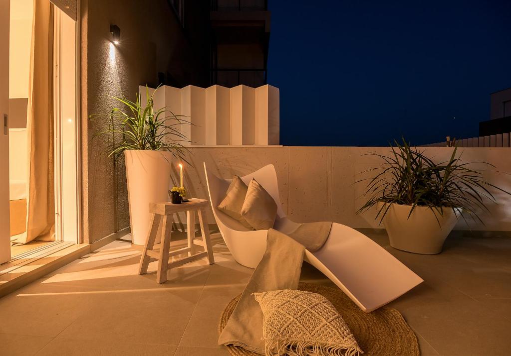 Posedenie v ubytovaní The Pleasurist - apartment with PRIVATE heated pool and terrace