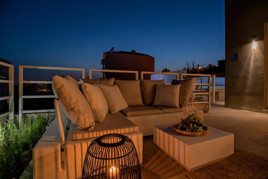 Posedenie v ubytovaní The Pleasurist - apartment with PRIVATE heated pool and terrace