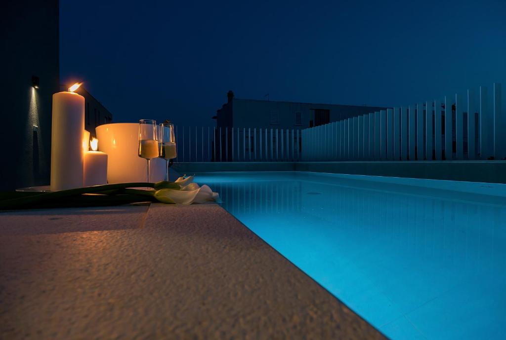Bazén v ubytovaní The Pleasurist - apartment with PRIVATE heated pool and terrace alebo v jeho blízkosti