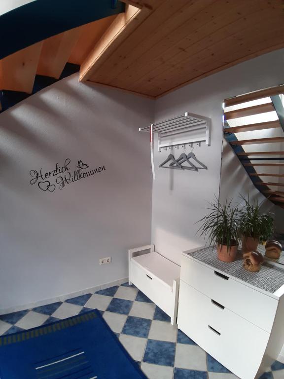 ein Schlafzimmer mit einem karierten Boden in der Unterkunft Ferienwohnung Heck in Waldeck