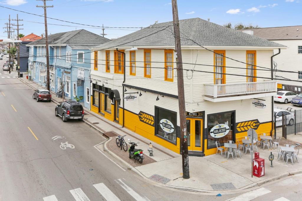 una vista aérea de una calle de la ciudad con edificios en Freret Apartments near Streetcar & Tulane, en Nueva Orleans