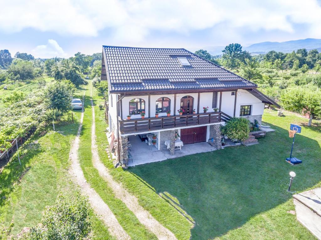 an aerial view of a house with a yard at Casa de vacanta Mirela in Novaci-Străini