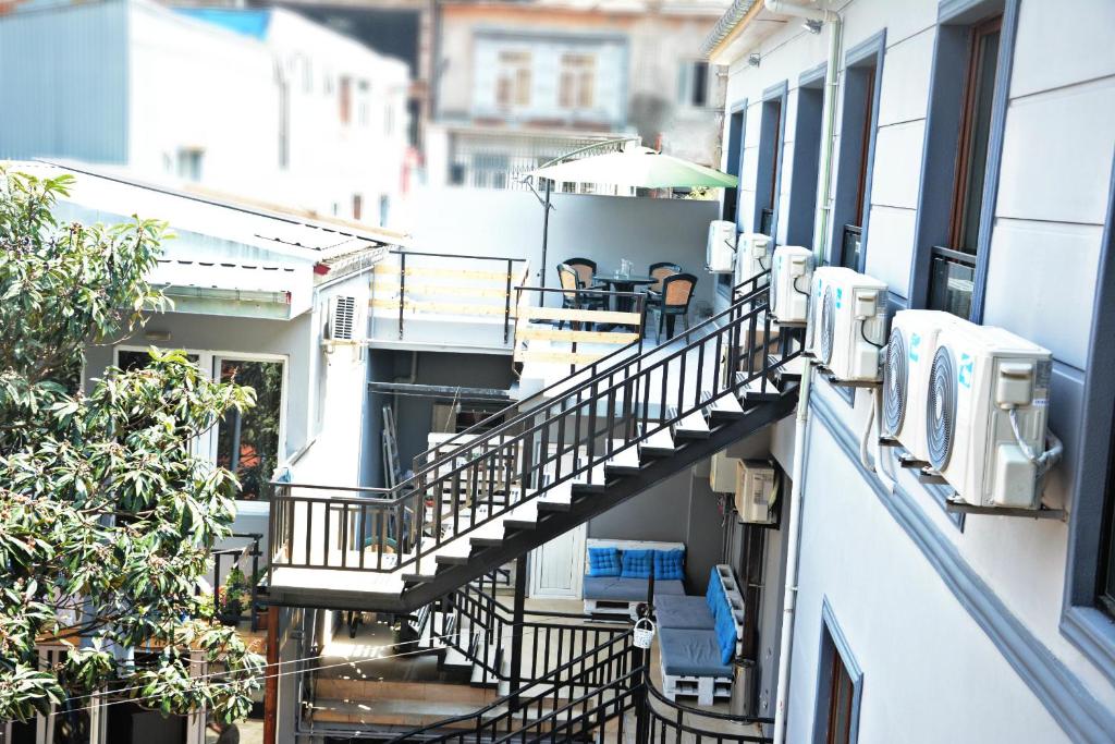 - Balcón con mesa y sombrilla en un edificio en Apartments On Vaja Pshavela en Batumi
