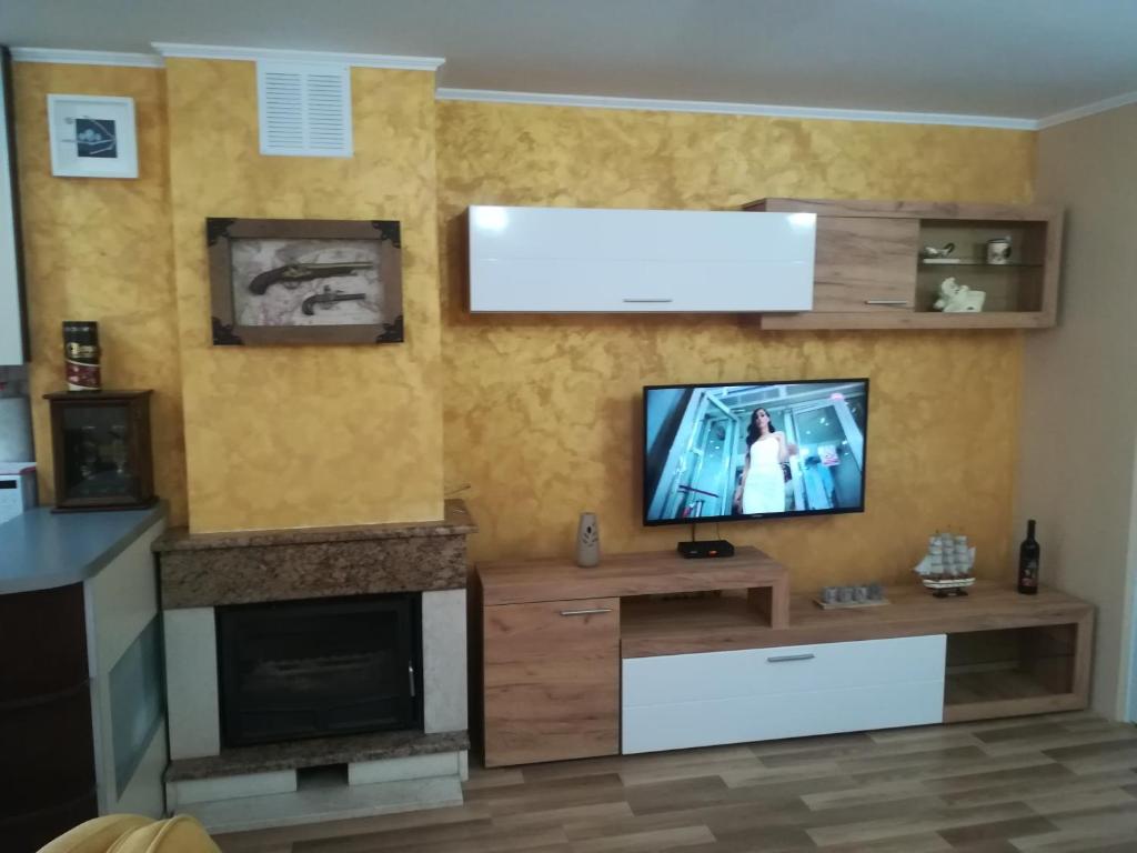 TV i/ili multimedijalni sistem u objektu Apartments Vis Jaz