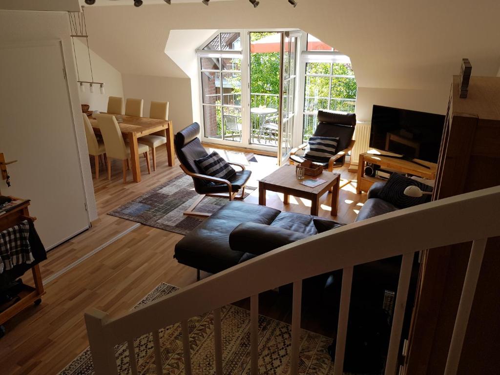 シェーンハーゲンにあるStrandperle - Ihre Ferienwohnungのリビングルーム(ソファ、椅子、テレビ付)