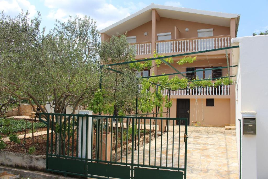 une maison avec une porte et des arbres devant elle dans l'établissement Apartments Jagoda, à Pridraga