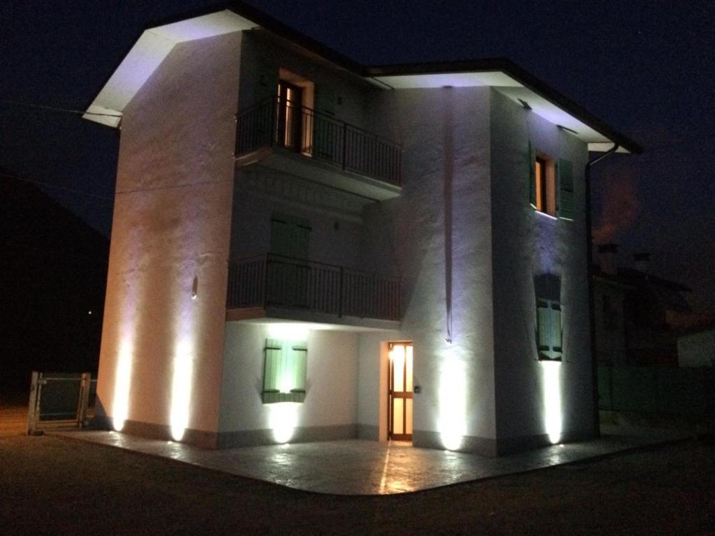 un gran edificio blanco con luces encendidas por la noche en Al 97 Locazione turistica, en Romano D'Ezzelino