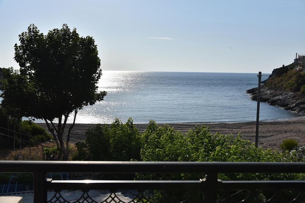 Irene's Beach Front house, Kalopigado (updated prices 2024)