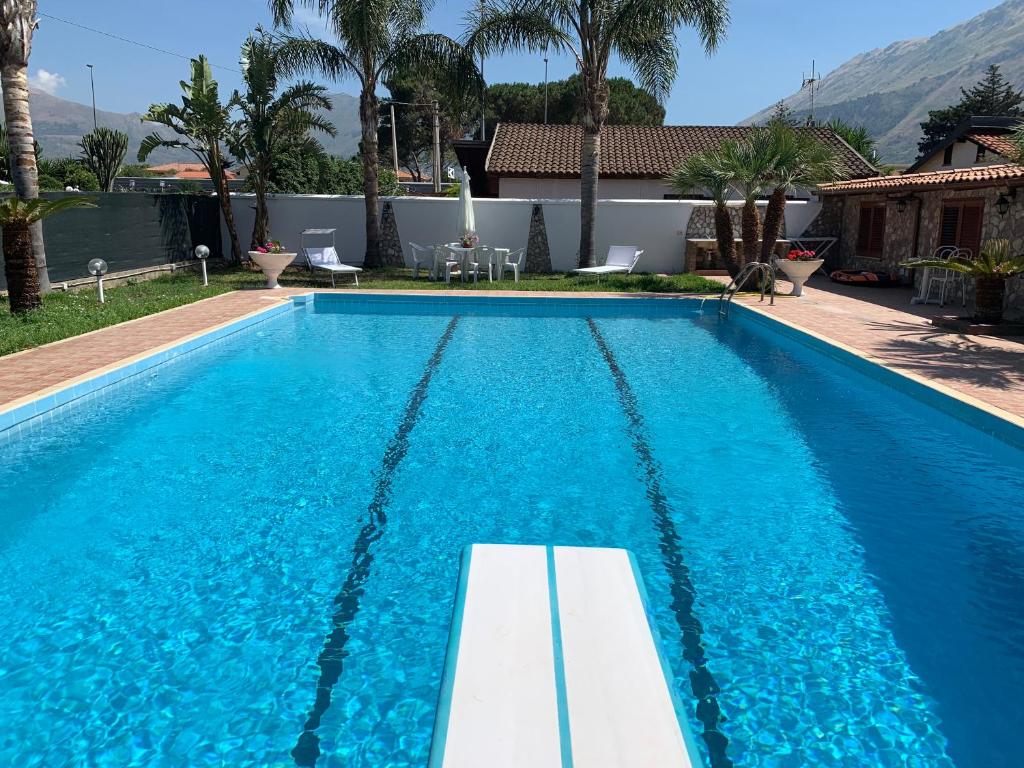 Casa vacanze Villa Grace في Villagrazia: مسبح بمياه زرقاء في بيت
