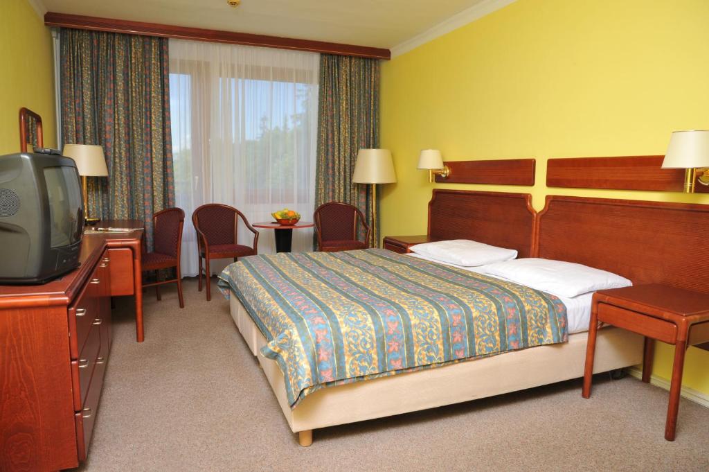 Postel nebo postele na pokoji v ubytování Hotel Krakonoš
