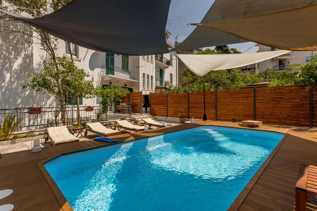 Bazén v ubytování Evala luxury rooms with pool and garden nebo v jeho okolí