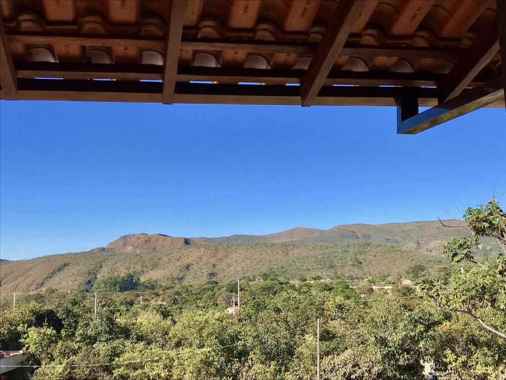 uma vista para as montanhas a partir de um telhado em Vila dos Cristais em Alto Paraíso de Goiás