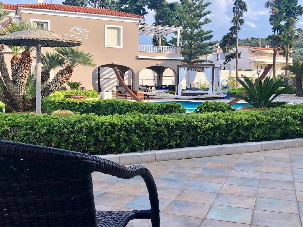 Bazén v ubytovaní Villa Dolphin Akrata alebo v jeho blízkosti