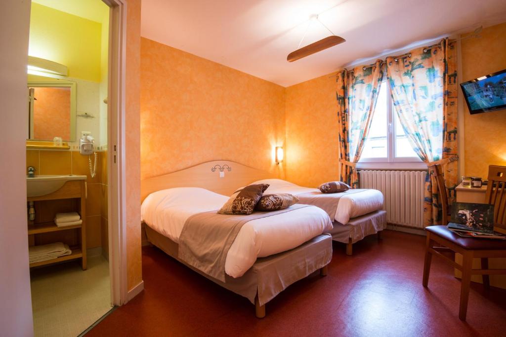 Postel nebo postele na pokoji v ubytování Maison VERNET - Hôtel Beauséjour