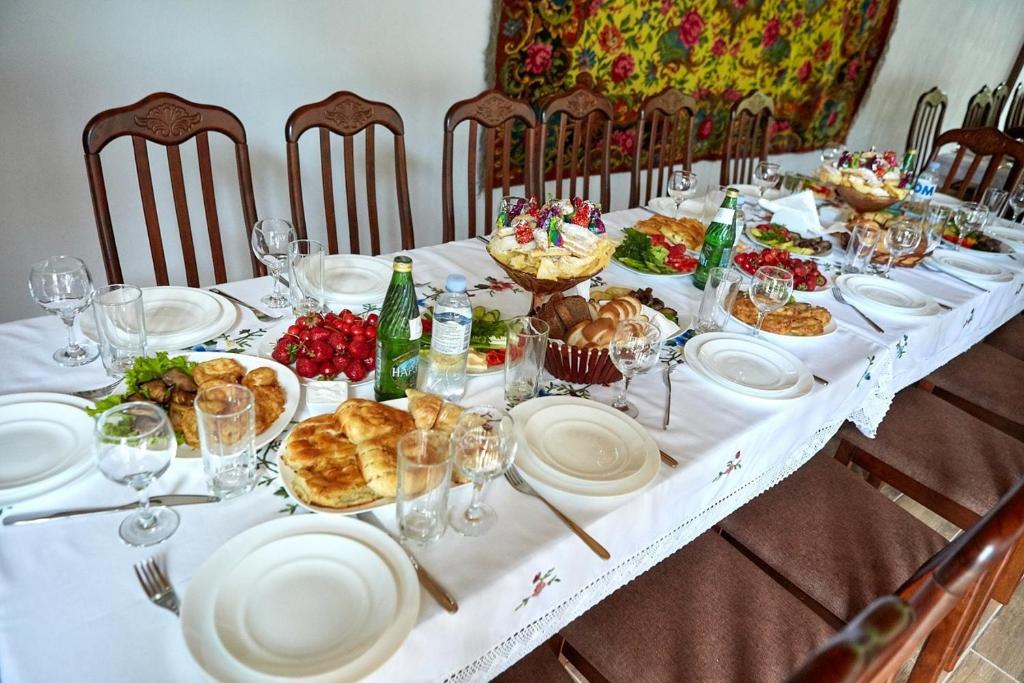 Đồ ăn tại/gần nhà khách