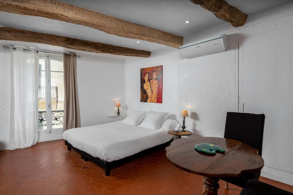 Postel nebo postele na pokoji v ubytování Maison Carles BnB