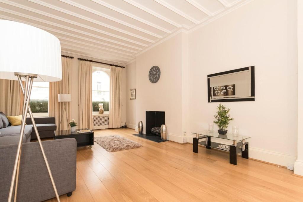 Belgravia SW1 fabulous large luxury 3 bedroom duplex with private garden