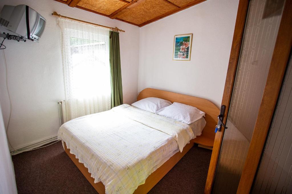 Een bed of bedden in een kamer bij Complex Cazare Balea Transfagarasan