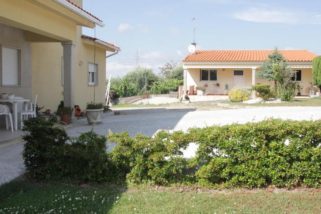 Um jardim no exterior de Quartos em vivenda serra da Estrela