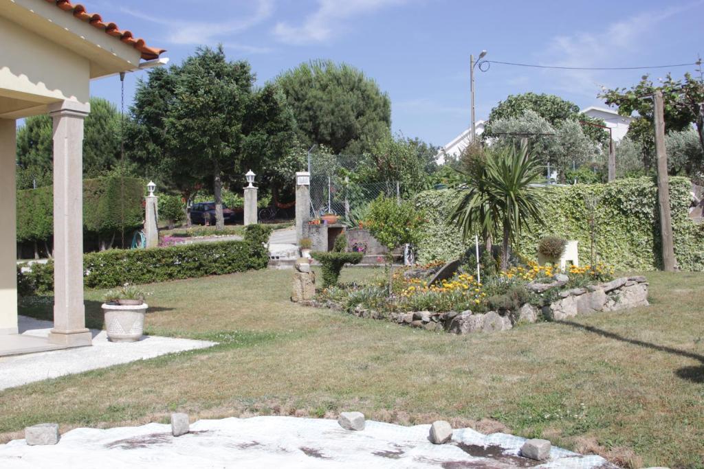 Um jardim no exterior de Quartos em vivenda serra da Estrela