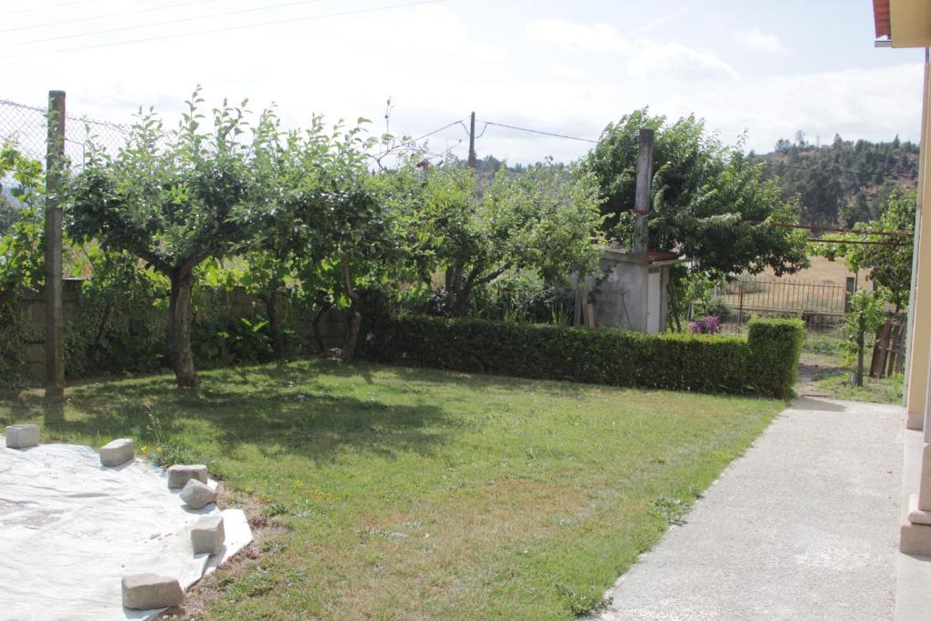 Um jardim no exterior de Quartos em vivenda serra da Estrela