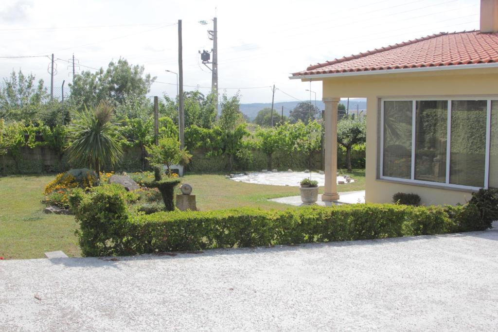 Um jardim no exterior de Quartos em vivenda serra da Estrela