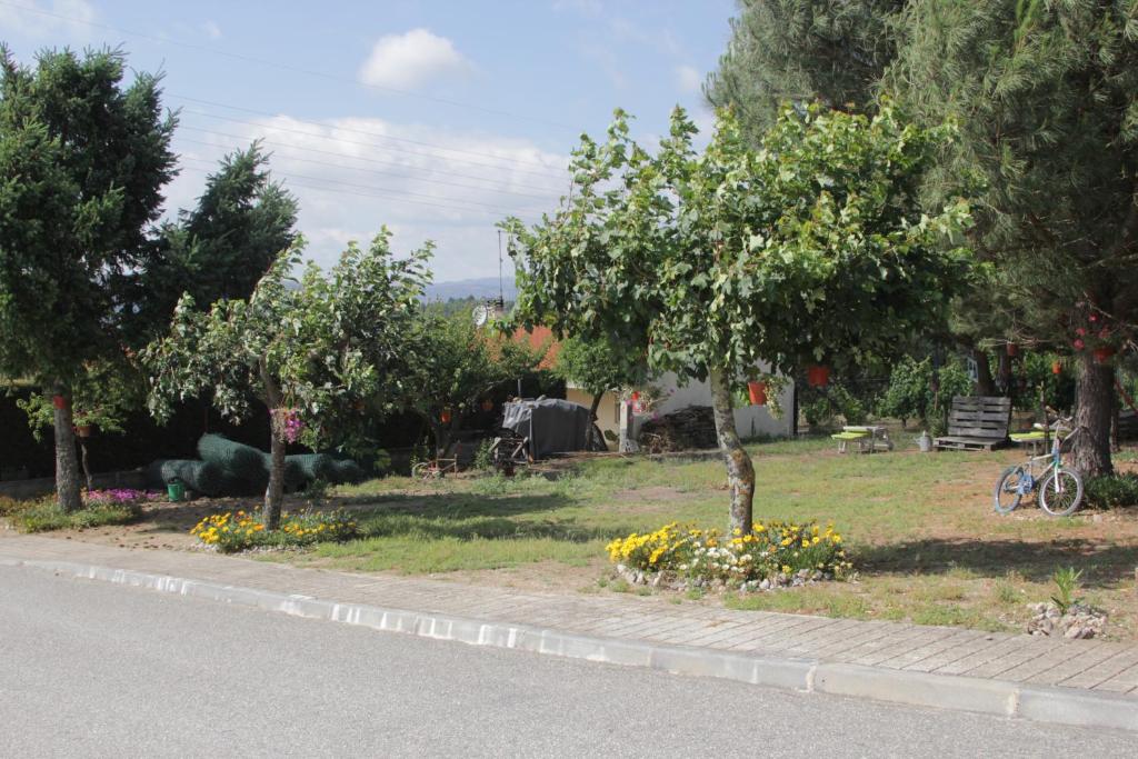 Um jardim no exterior de Quartos em vivenda serra da Estrela