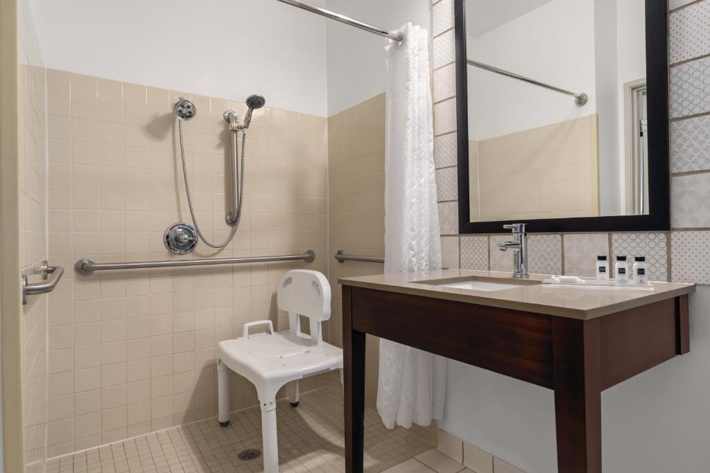 Country Inn & Suites by Radisson, Big Flats (Elmira), NY - Queen Room With Roll-in Shower - Non-Smoking