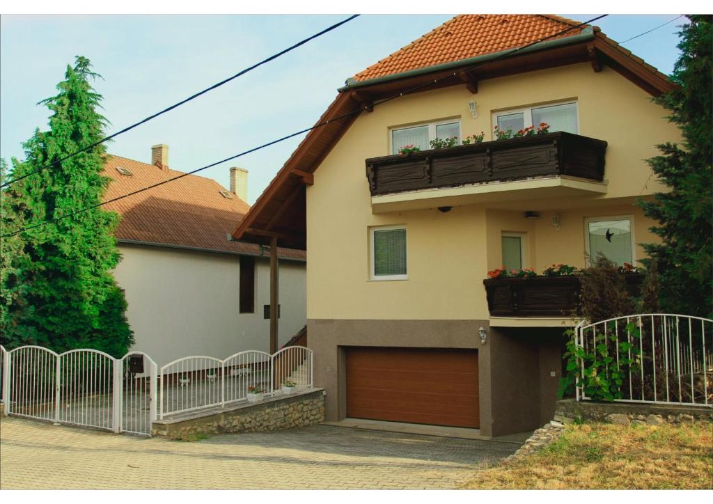 Casa con balcón y garaje en Csokoládé, en Hévíz