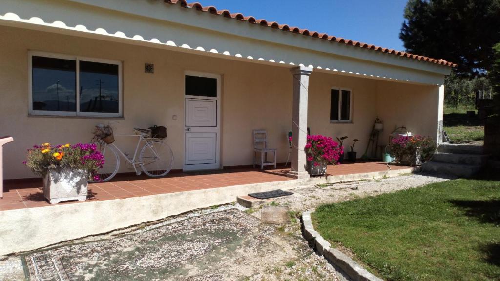 Um jardim no exterior de Quartos em vivenda serra da Estrela