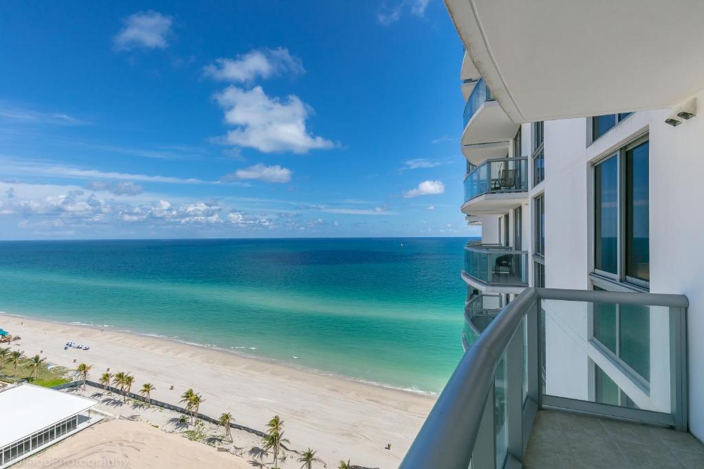 Blick auf den Strand vom Balkon eines Gebäudes in der Unterkunft Marenas Beach Resort Private Luxury Suites in Miami Beach