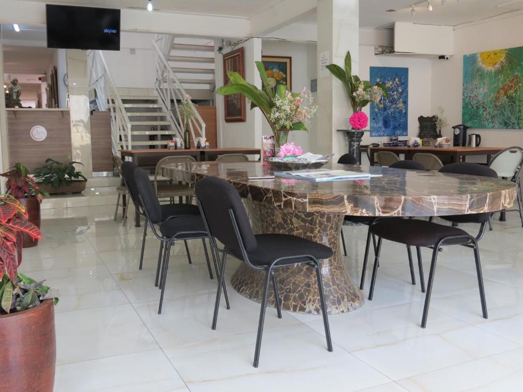 comedor con mesa grande y sillas en Hotel del Arte y Figura, en León