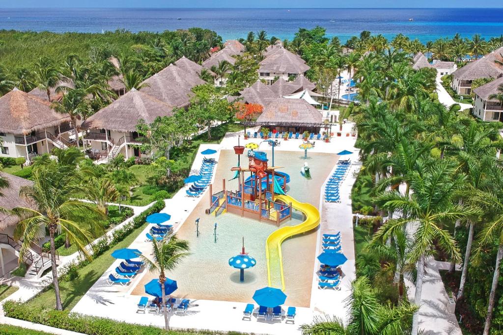 einen Luftblick auf einen Wasserpark in einem Resort in der Unterkunft Allegro Cozumel All-Inclusive in Cozumel