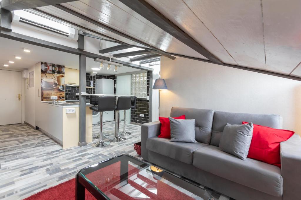 - un salon avec un canapé et une table dans l'établissement Luna Apartment, à Madrid