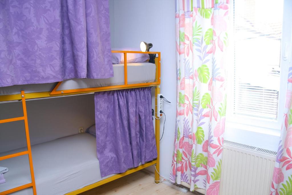 Postel nebo postele na pokoji v ubytování Shanti Hostel