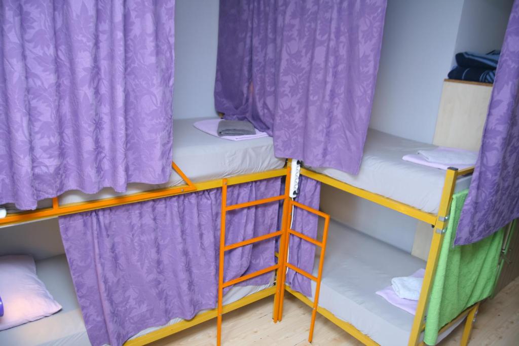 Postel nebo postele na pokoji v ubytování Shanti Hostel