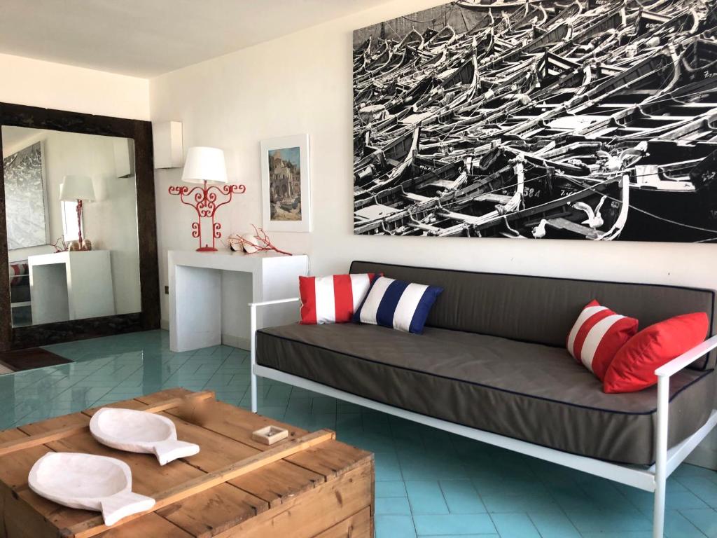 een woonkamer met een bank en een tafel bij Maison Gioffredi in Ischia