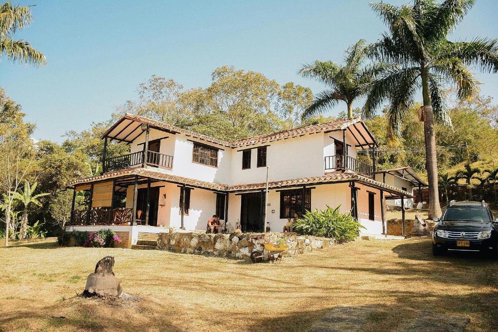 ein vor einem Haus geparkt in der Unterkunft Marboa Campestre in Curití