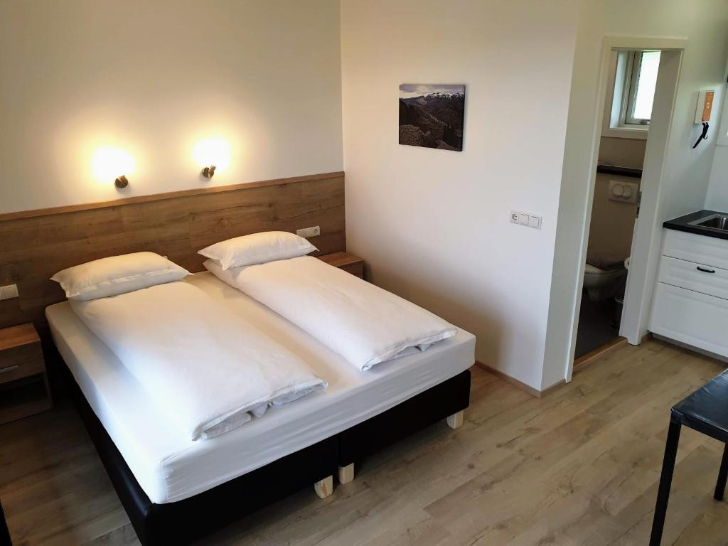 Rúm í herbergi á Hvammból Guesthouse