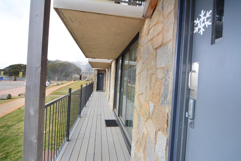 un balcone di un edificio con porta di Molony's 14 a Mount Buller