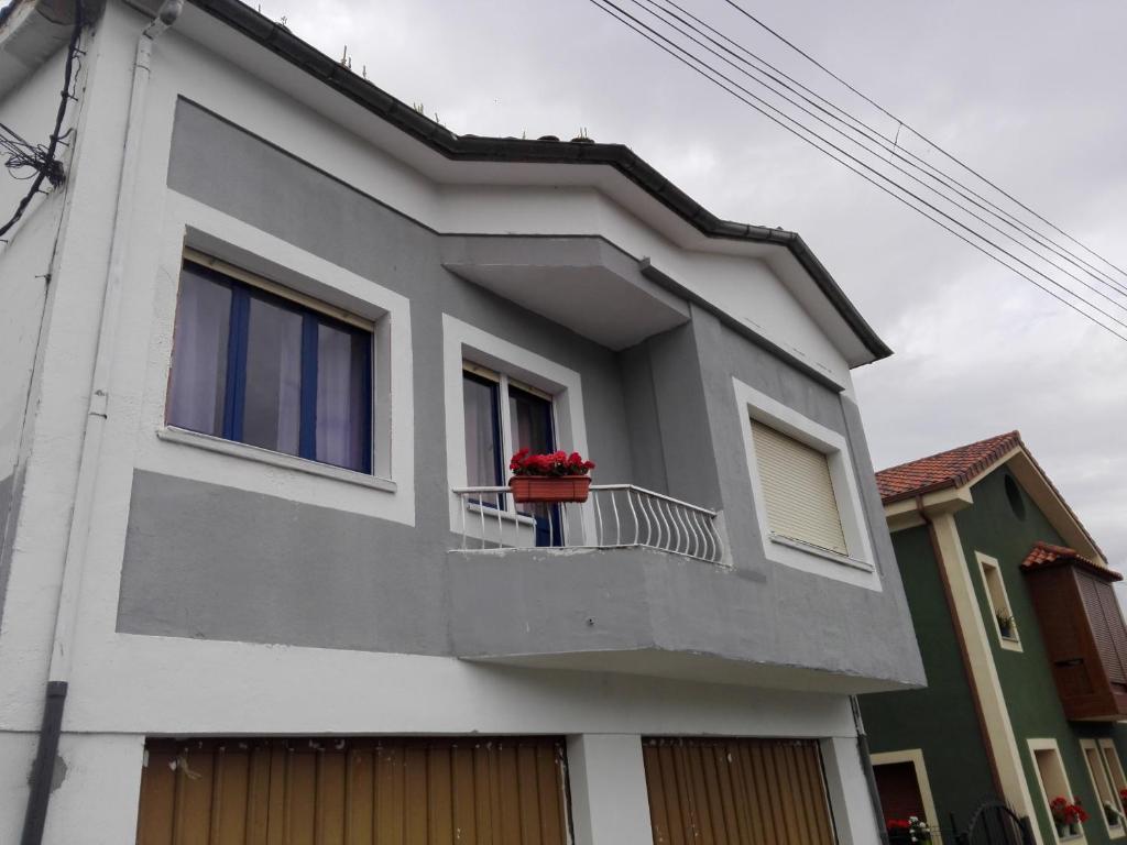 een huis met een bloempot op een balkon bij Casa Oviedo centro in Oviedo