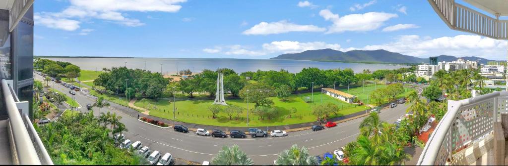 una vista aérea de una ciudad con una calle y un parque en Luxury waterfront sea view apartment - do not book, en Cairns