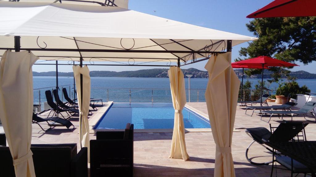 Bazén v ubytování Gem of the sea luxury beach apartment with brand new heating infinity pool nebo v jeho okolí