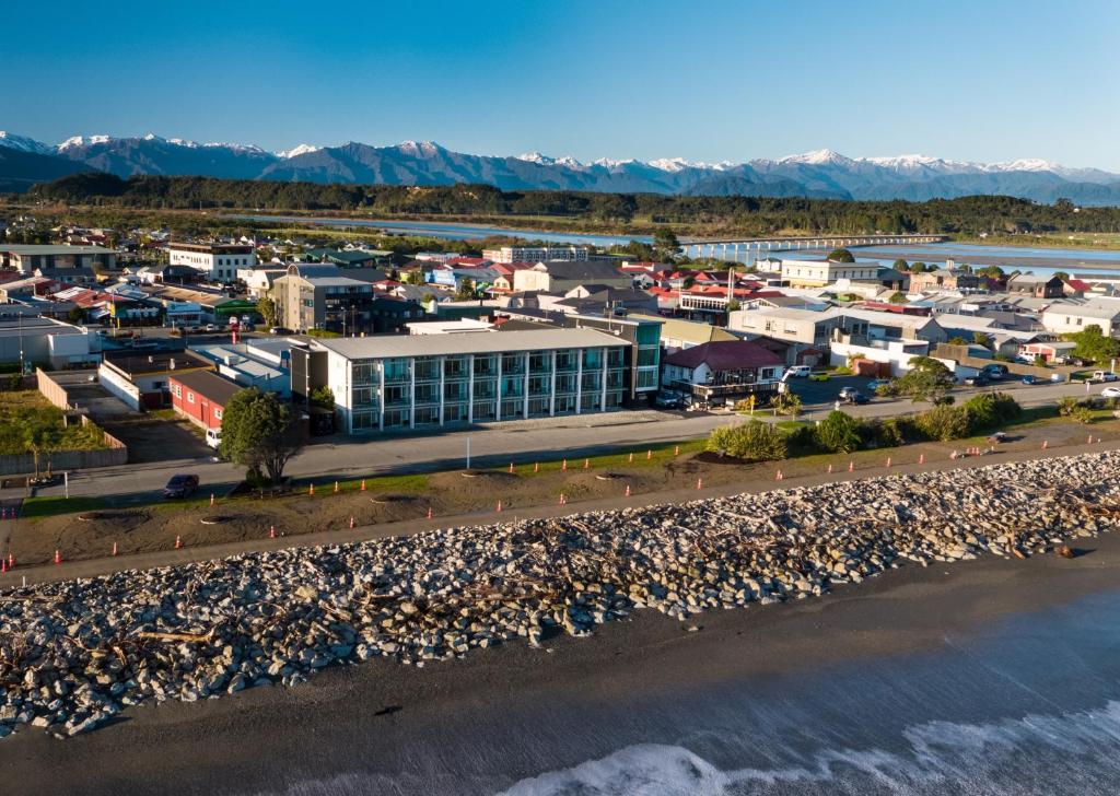 - une vue aérienne sur une ville et une plage dans l'établissement Beachfront Hotel Hokitika, à Hokitika