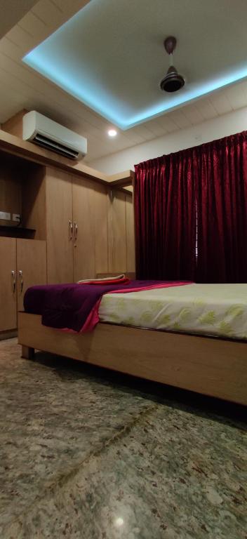 Postel nebo postele na pokoji v ubytování Rahul Residency