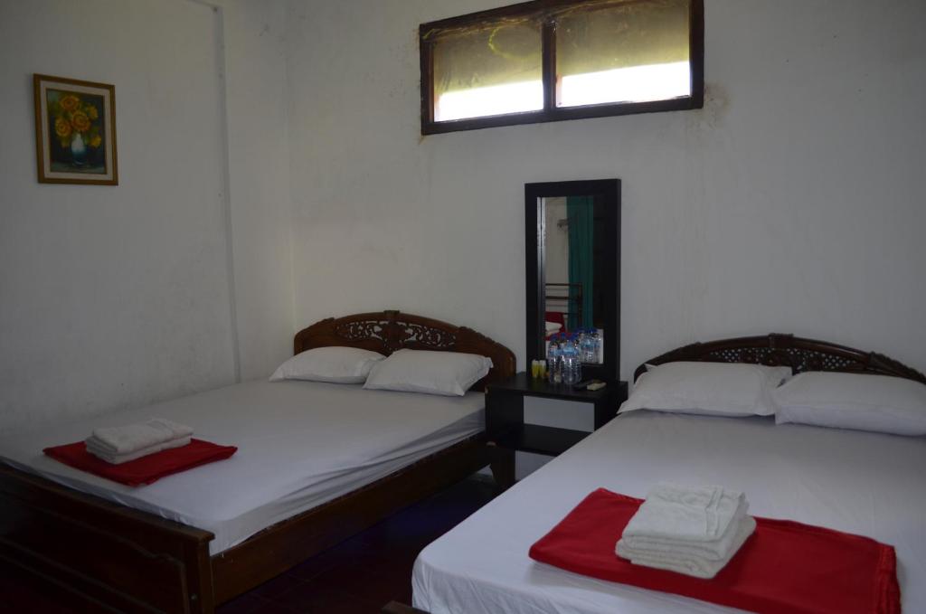 Postel nebo postele na pokoji v ubytování Sartika Hotel Prawirotaman