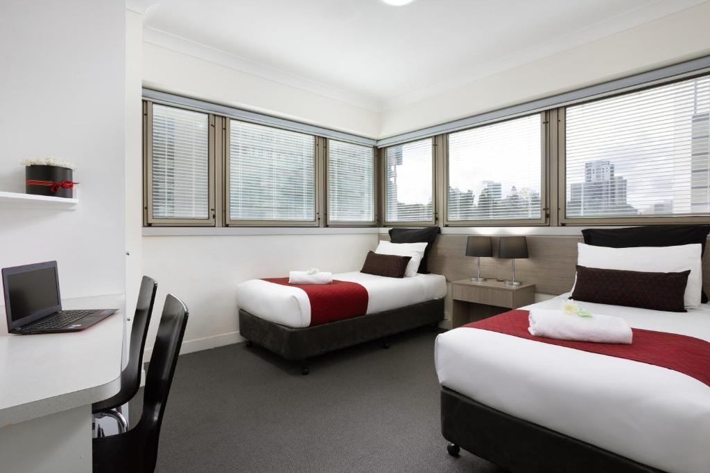 George Williams Hotel - Double Room With Double Bed And Single Bed