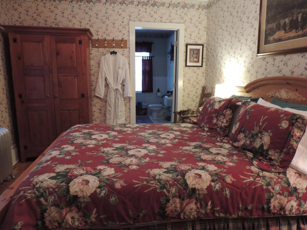 Brookview Manor Inn - Queen Room With Spa Bath