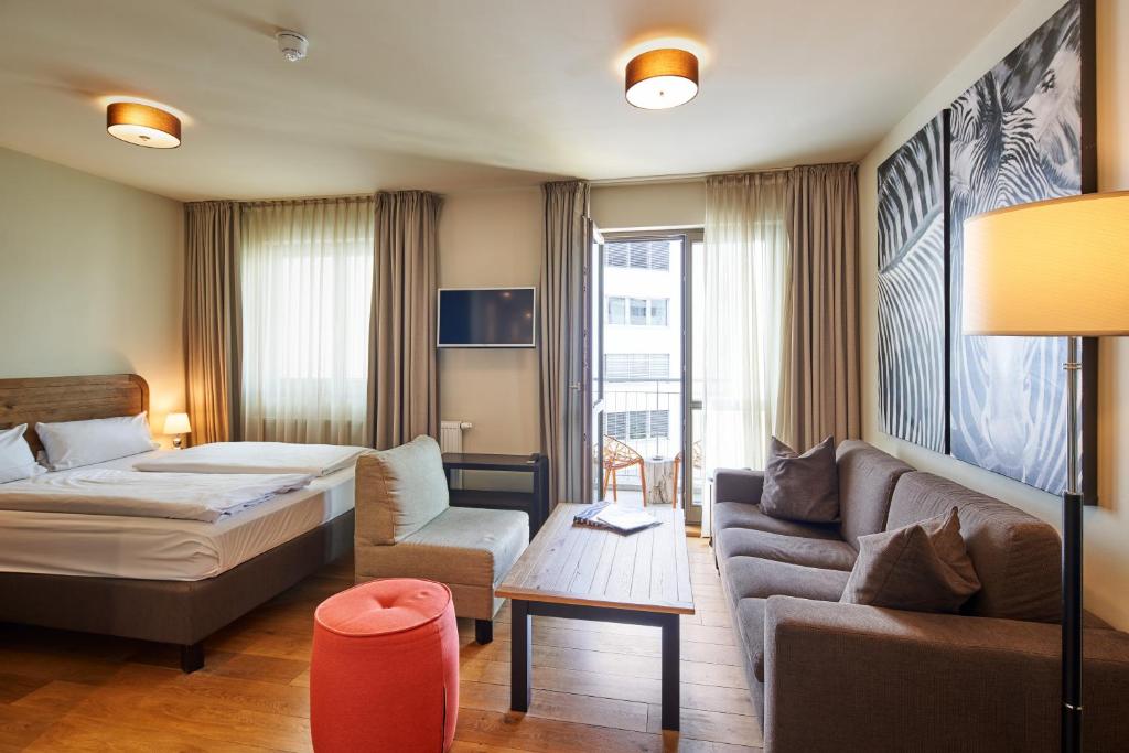 Postel nebo postele na pokoji v ubytování Mondrian Suites Berlin am Checkpoint Charlie