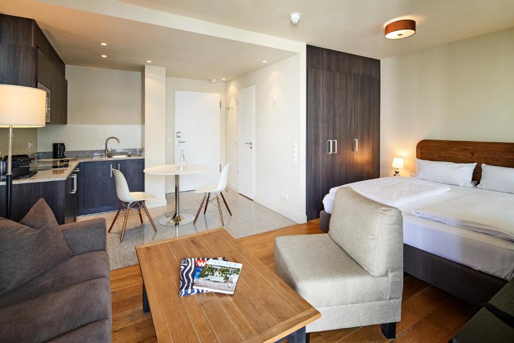 Postel nebo postele na pokoji v ubytování Mondrian Suites Berlin am Checkpoint Charlie